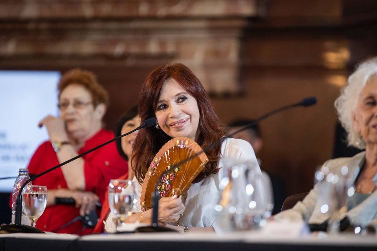 Cristina Kirchner, en Río Negro, dará la charla:  “¿Hegemonía o consenso? Ruptura del pacto democrático en una economía bimonetaria: inflación y FMI, crisis de deuda y fragmentación política”. (Twitter).-