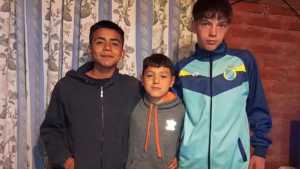 Tres nenes de Chichinales piden ayuda para viajar a probarse a Banfield en Buenos Aires