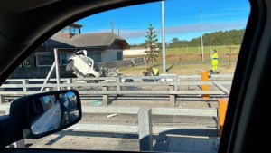 Video: impresionante choque a 220 km/h contra un peaje en Chile