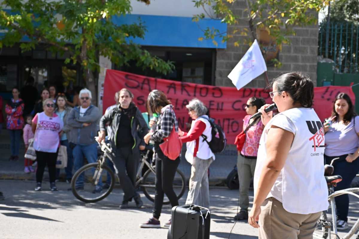 Este miércoles, el gremio docente realizó un reclamo frente a las puertas de ANSES. Foto: Florencia Salto.
