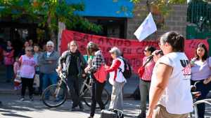 Reclamo en el Puente 83 de docentes de Cipolletti agrupados en Unter