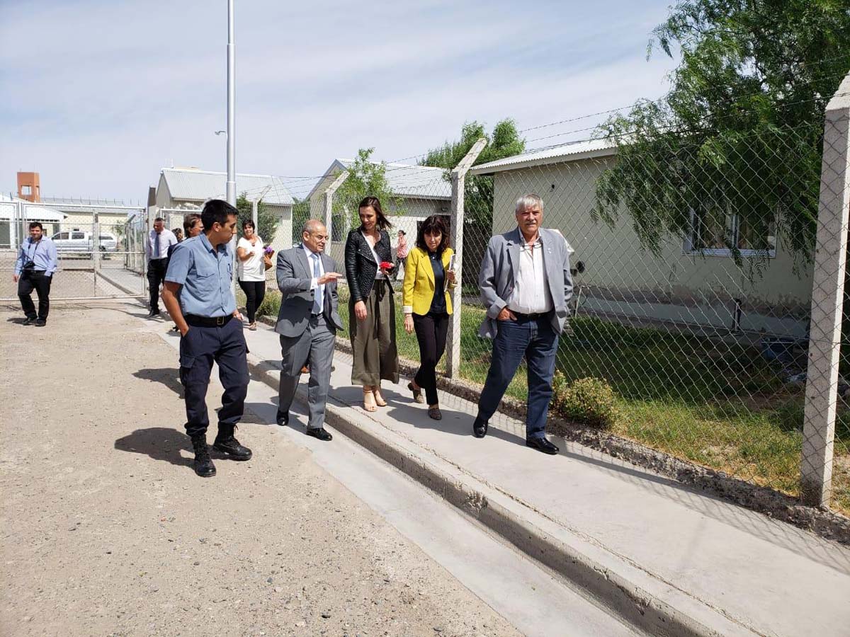 Lizzi en una recorrida por el penal de Cipolletti