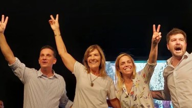 En Cipolletti, Silvia Horne y su campaña a la Gobernación. La acompaña la intendenLeandro Costa Brutten, Silvia Horne, Maria Emilia Soria y José Luis Berros. Foto: gentileza