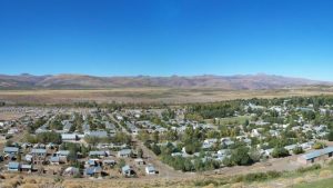 Un estudiante agredió a otro con un termo y apedrearon la escuela: suspendieron las clases