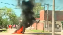 Imagen de Violencia en Rosario tras el velorio del niño asesinado: con piedras y martillos destruyeron la casa de un presunto narco