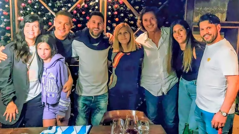 En la foto: Griselda Siciliani, Margarita, Adrián Suar, Lionel Messi, Celia Cuccittini, Gustavo Bermúdez, Sol Messi y Matías Messi (Foto: Instagram). 