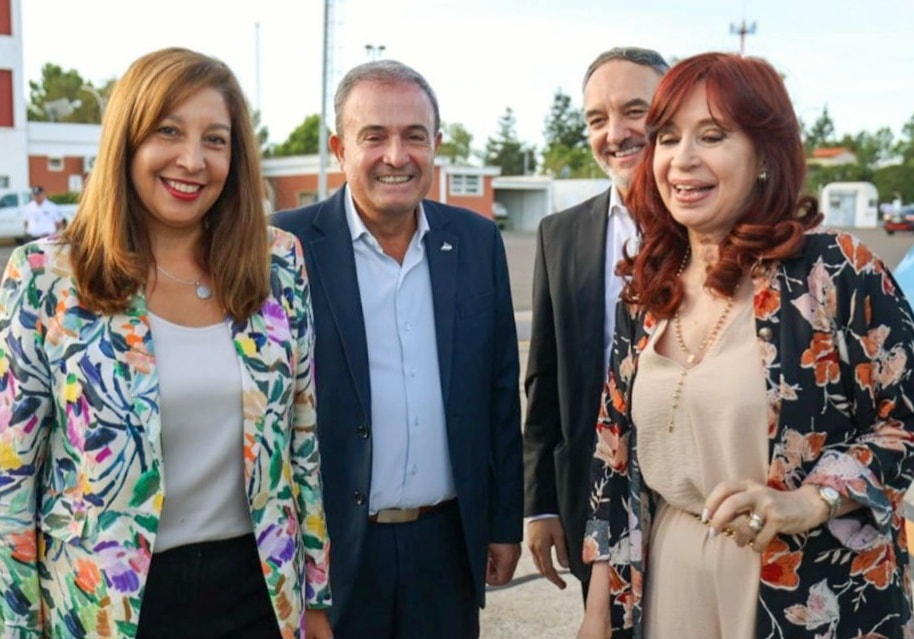 En el aeropuerto, la gobernadora Carreras, el senador Doñate y el intendente Pesatti reciben a la vicepresidenta Cristina Fernández. Foto Gentileza.