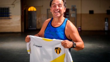 Deportivo Papa Francisco, es un club que lleva los colores de la bandera del Vaticano. Foto: Cris Sille.