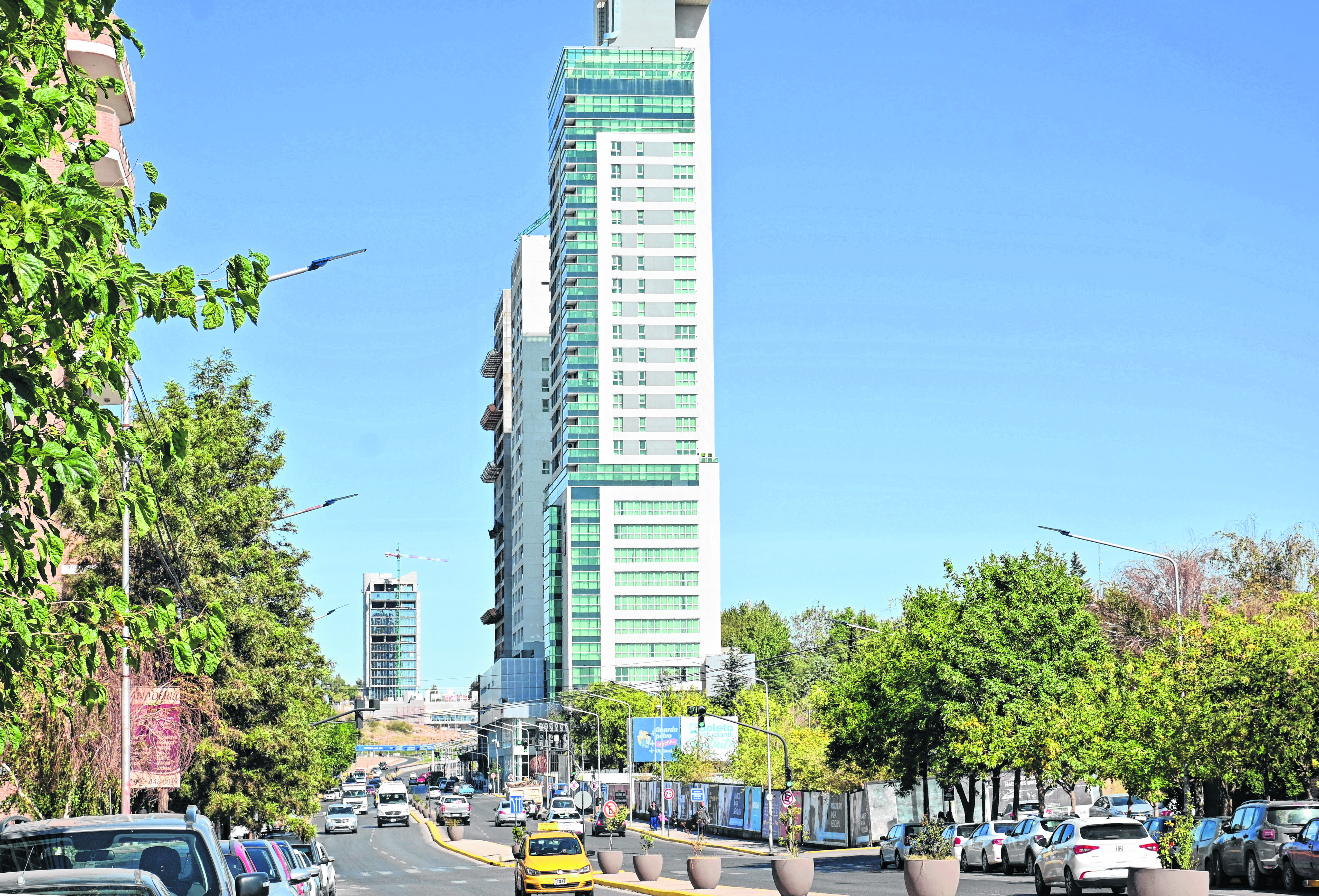 La avenida Leloir y su continuidad en Doctor Ramón albergan las inversiones en altura de mayores dimensiones en el alto de Neuquén y su valor inmobiliario es elevado en dólares.