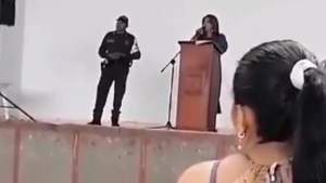 «Vayan a otro colegio»: una rectora prohibió a los alumnos el uso de celulares y el pelo largo o teñido