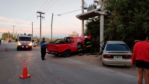 Espectacular choque en uno de los accesos a Roca terminó con dos autos destruidos