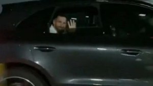 Video: Messi bajó la ventanilla para saludar a una fan que le gritaba desde el otro auto