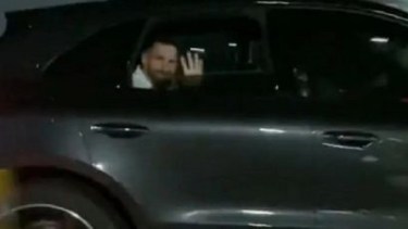Video: Messi bajó la ventanilla para saludar a una fan que le gritaba desde el otro auto