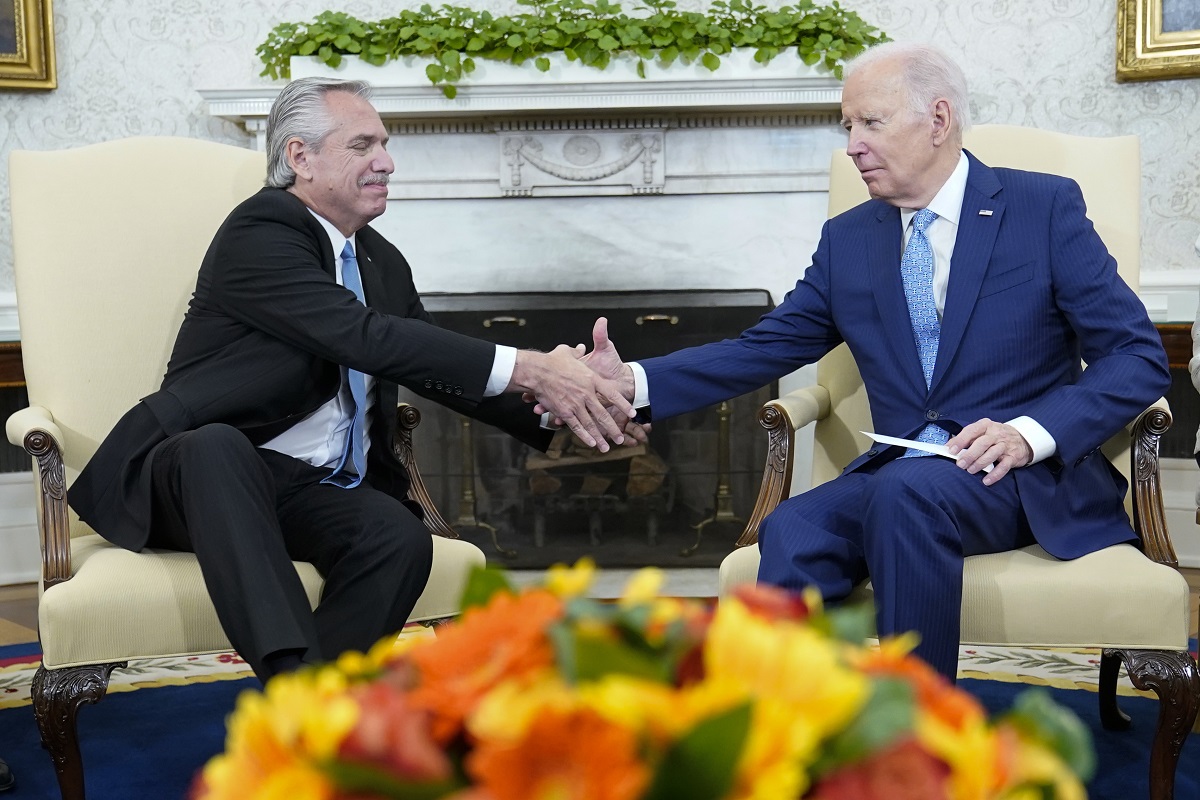 Fernández y el actual presidente de Estados Unidos Joe Biden, durante una de las reuniones bilaterales en marzo de 2023. Hoy el Departamento de Estado de Norteamérica alertó sobre la corrupción de Fernández.  