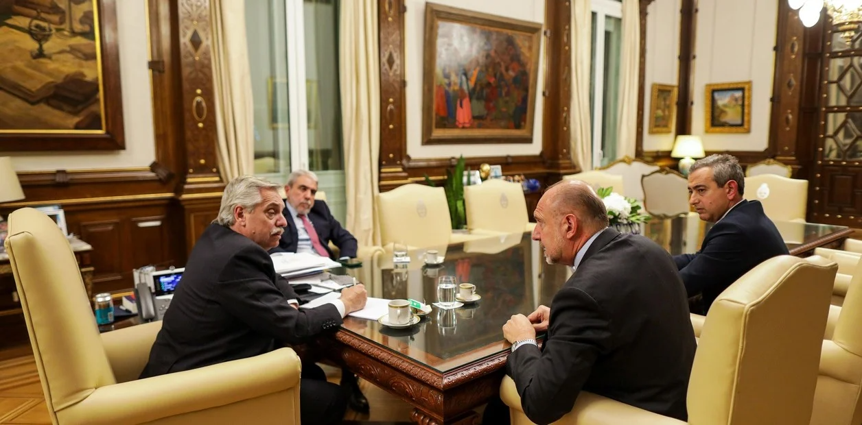 Hace 10 días, Alberto Fernández y Aníbal Fernández estuvieron reunidos con Omar Perotti, gobernador de SAnta Fe, y Pablo Javkin, intendente de Rosario (Foto archivo).  