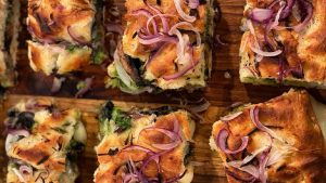 Sandwich con focaccia de cebolla, hongos, pesto de rúcula y provolone por Juan Braceli