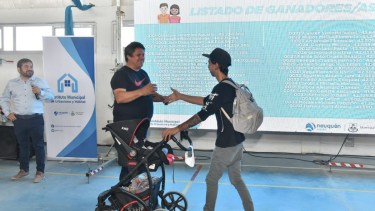 El intendente sigue participando de actos de gestión, como hizo en la entrega de lotes a jóvenes. Foto: gentileza.