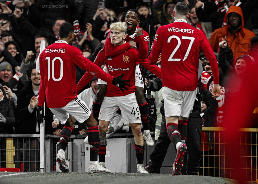Alejandro Garnacho festeja el gol de la victoria junto a sus compañeros del Manchester United. 