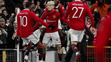 Alejandro Garnacho festeja el gol de la victoria junto a sus compañeros del Manchester United. 