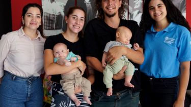 Los gemelos Lorenzo y Valentín ya se pudieron identificar. Foto: Gentileza Facebook