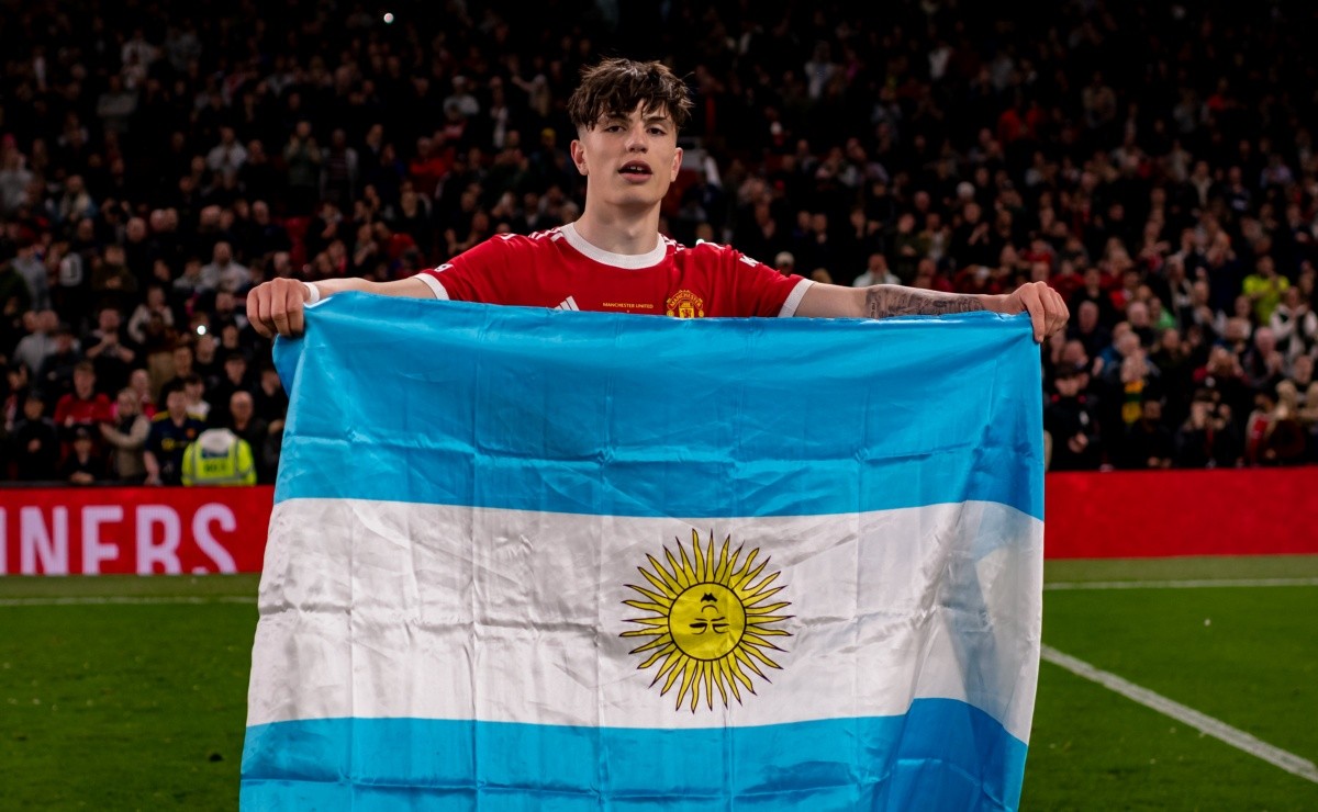 Alejandro Garnacho posó con la bandera argentina luego de ser campeón en Inglaterra. Su deseo de jugar el Mundial Sub 20 se desvanece. 