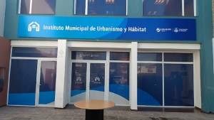 El municipio de Neuquén ofreció una solución al hombre que amenazaba con prenderse fuego después de un desalojo