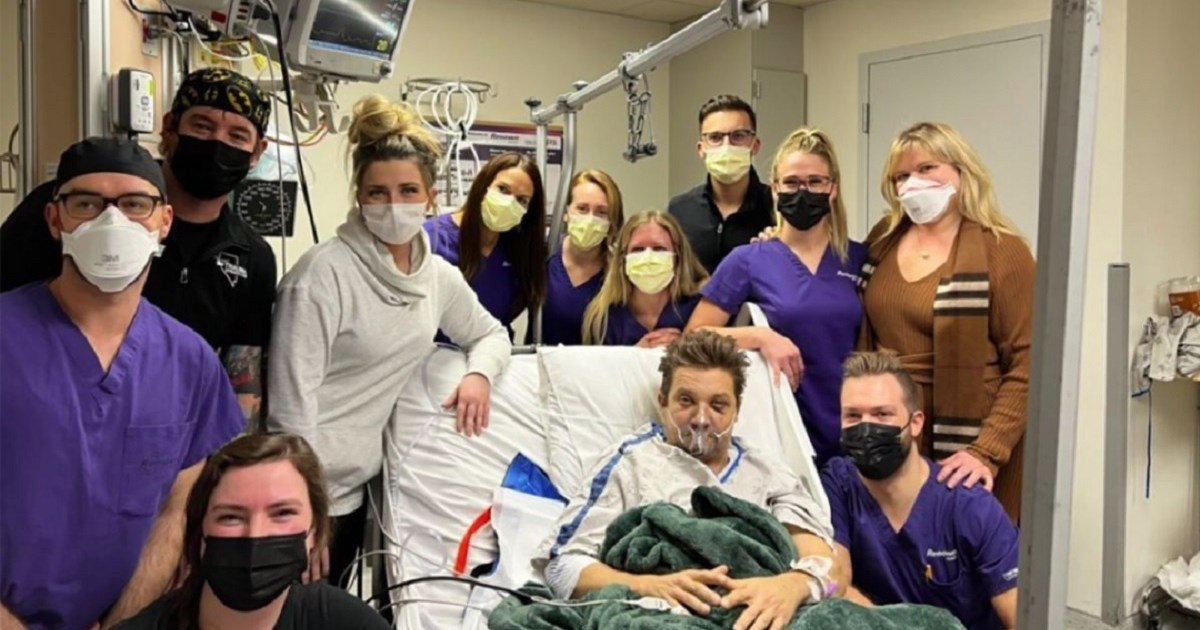 Jeremy Renner muestra los avances de su recuperación tras el grave accidente en la nieve thumbnail