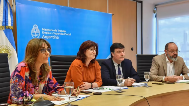 Autoridades del ministerio de Trabajo presiden la reunión del Consejo del Salario.


