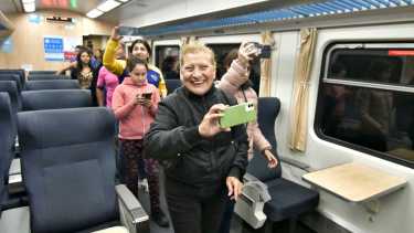 Alegría a bordo en el viaje de prueba.  Foto: Télam