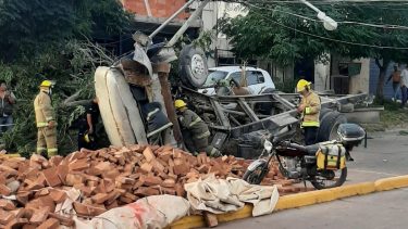 Un camión ladrillero chocó contra un poste de luz en Neuquén. Foto: Gentileza