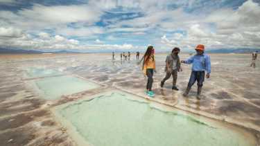 En la puna, esta enorme planicie de 525 kilómetros cuadrados atrae a viajeros de todo el mundo a Jujuy. 