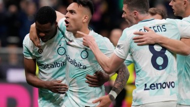 Lautaro Martínez festeja con Dumfries el segundo tanto de su equipo. Foto: AP 