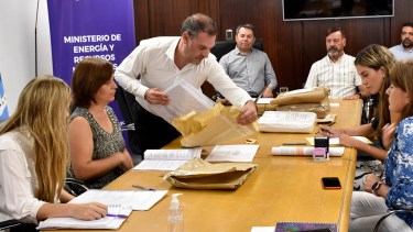 Neuquén recibió cinco ofertas para el área petrolera que fue revertida por YPF.