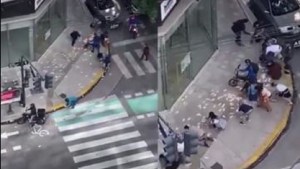 Lluvia de billetes en Belgrano: intentaron robarle $7 millones, lo ayudaron a recogerlos y adiviná cuánto faltó