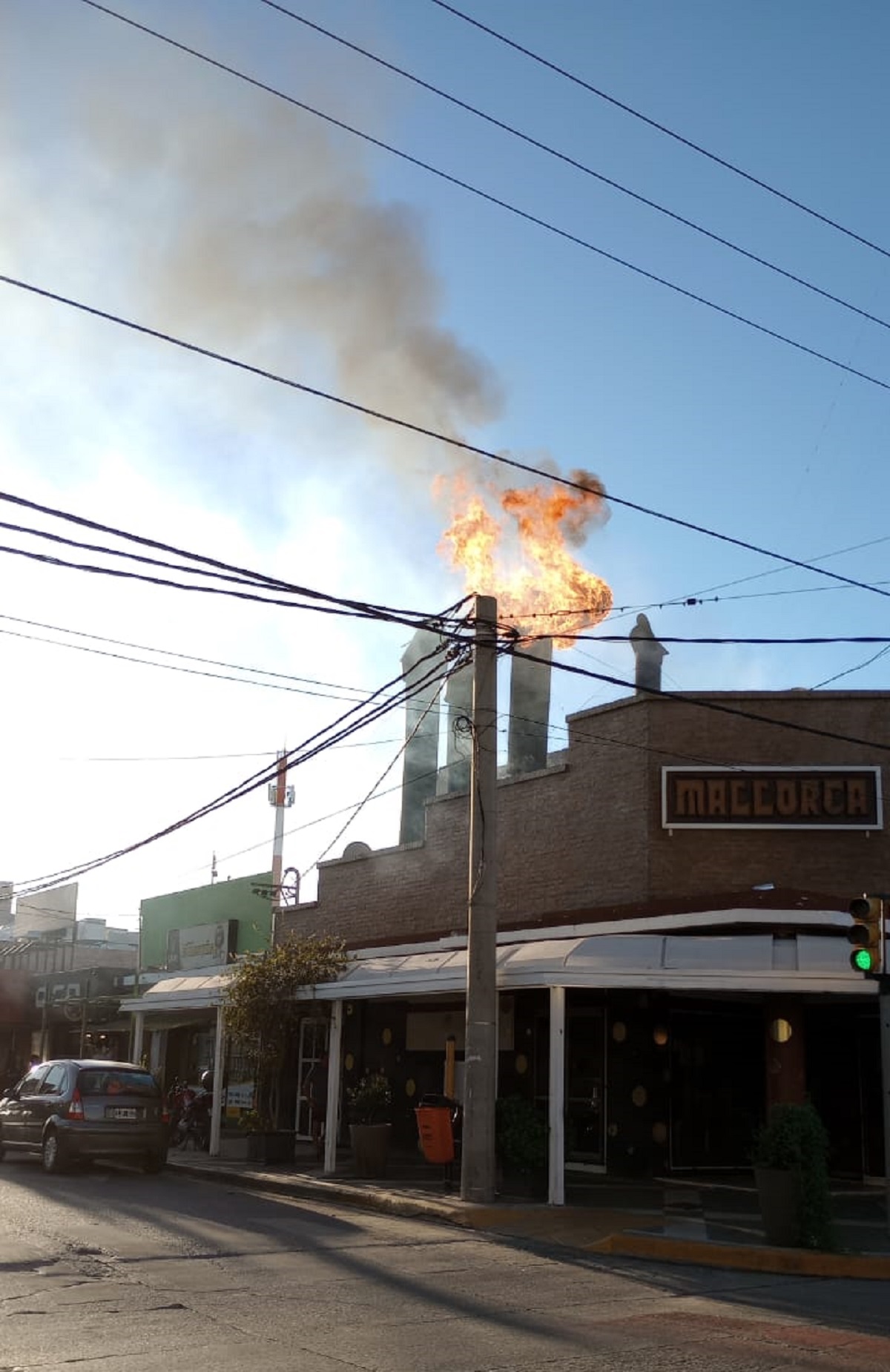 El fuego en una rotisería del bajo de Neuquén generó preocupación en los vecinos del centro. Redes: Maximiliano Badano
