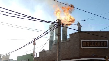 El fuego en una rotisería del bajo de Neuquén generó preocupación en los vecinos del centro. Redes: Maximiliano Badano