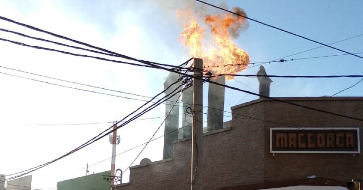 El fuego en una rotisería del bajo de Neuquén generó preocupación en los vecinos del centro thumbnail