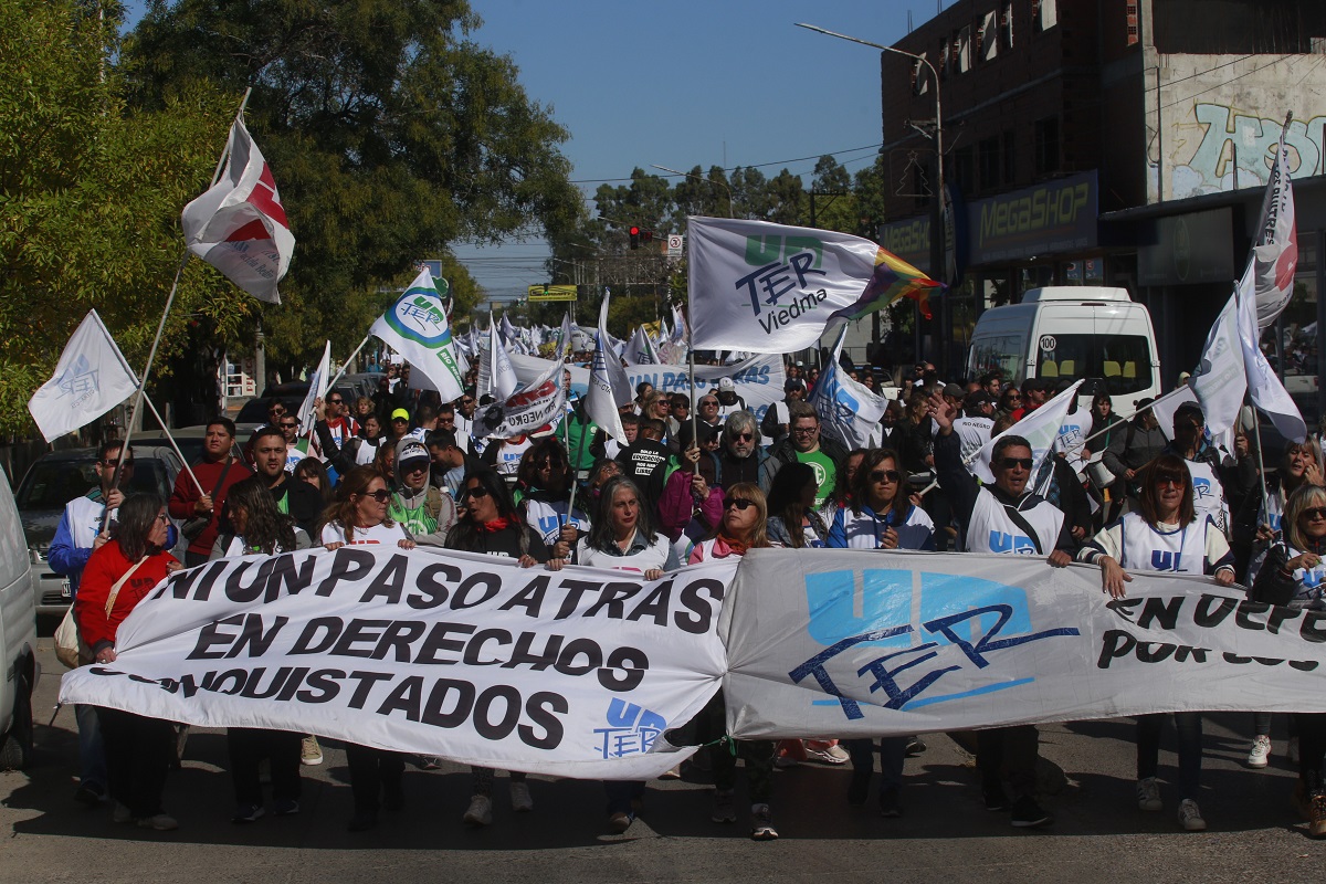 Contundente marcha provincial docente en Viedma. Foto: Pablo Leguizamon.