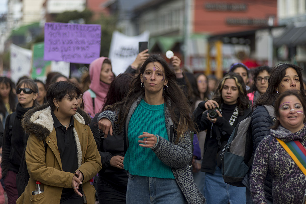 Más de 2.000 mujeres se movilizaron esta tarde de miércoles por el 8M en Bariloche (Foto Marcelo Martínez)