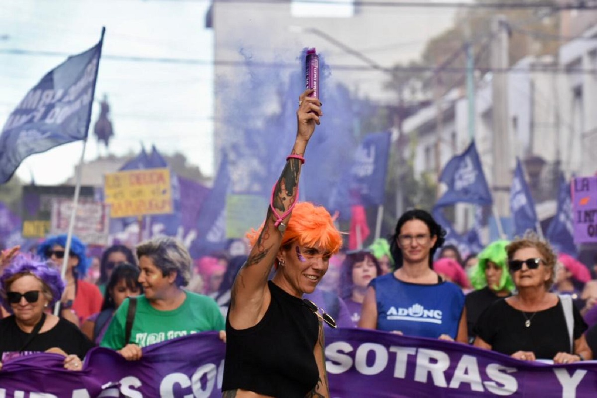Masiva marcha por el 8M en Neuquén, el recorrido por las calles de la ciudad en imágenes. Foto: Matías Subat