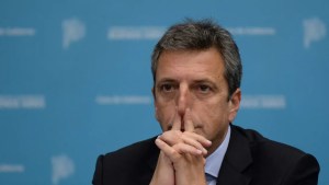 El dato de la inflación hace tambalear al plan de Sergio Massa de alinear los aumentos salariales