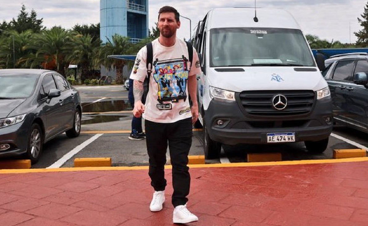 Lionel Messi llegó al predio de AFA como campeón del mundo. Foto gentileza. 