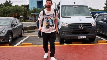 Lionel Messi llegó al predio de AFA como campeón del mundo. Foto gentileza. 