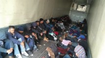 Imagen de Hallan a 136 migrantes hacinados en el interior de un camión en México