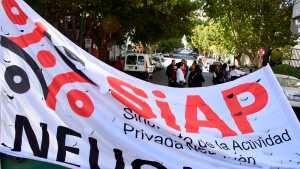 Tercerizados del Estado protestan en Casa de Gobierno en Neuquén