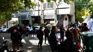 Tercerizados cortaron la esquina de Casa de Gobierno en Neuquén