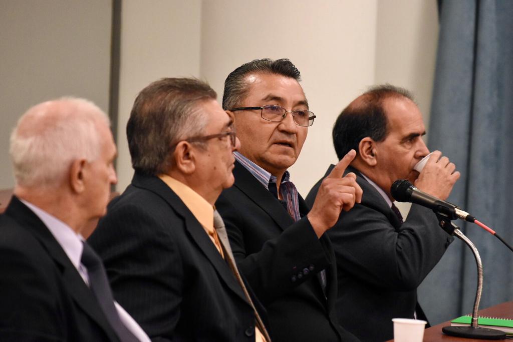 Adolfo Soto, exsuperintendente de Seguridad, le habló directamente a la docencia que se encontraba en la sala. El presidente del tribunal le pidió que se dirigiera a ellos. Foto Matías Subat.