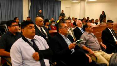 Los imputados. En la primera fila: Benito Matus, Adolfo Soto, Carlos Zalazar y Jorge Garrido. En la segunda: Julio Lincoleo, Aquiles González, Moisés Soto y Mario Rinzafri. Foto Matías Subat.