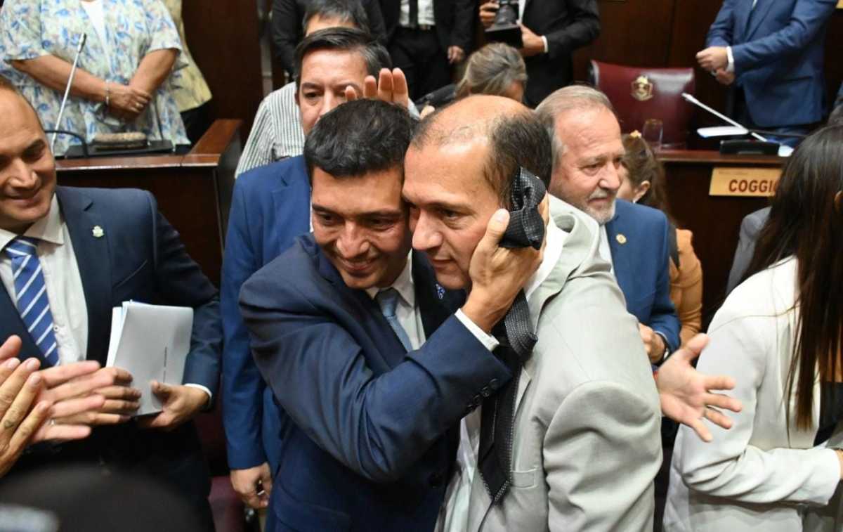 Gutiérrez le regaló su corbata al vicegobernador y candidato del MPN a sucederlo, Marcos Koopmann. (Foto Florencia Salto).-