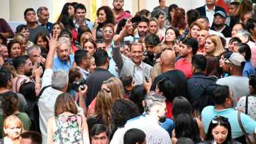 El gobernador Omar Gutiérrez distendido y en medio de salutaciones en el hall de la Legislatura de Neuquén (foto Florencia Salto)
